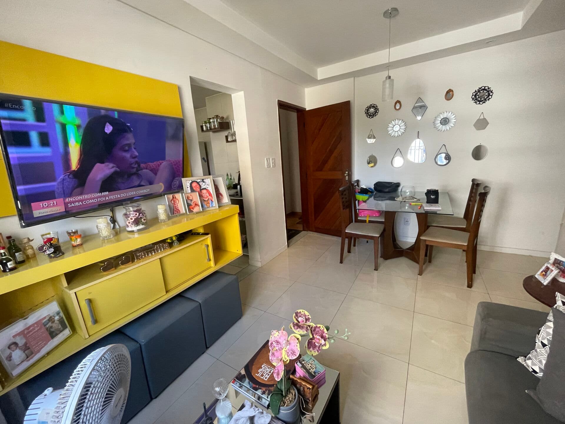 Apartamento 2/4 1 suíte , Portaria 24 horas, Rua das Codornas Imbuí .