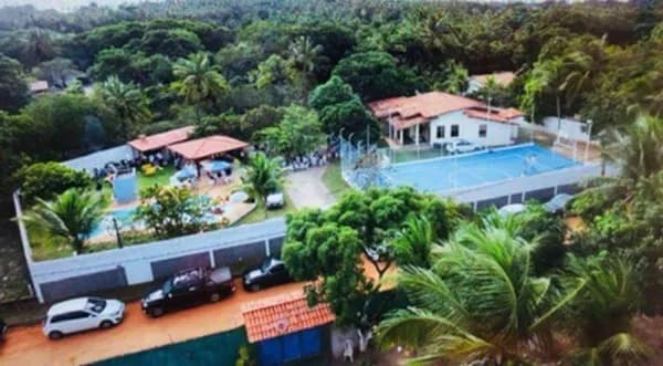 Maravilhosa casa a venda com 4 suítes e piscina