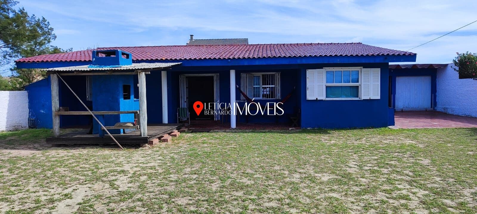 Casa Rústica com Pé Direito Alto à Venda em Balneário Pinhal