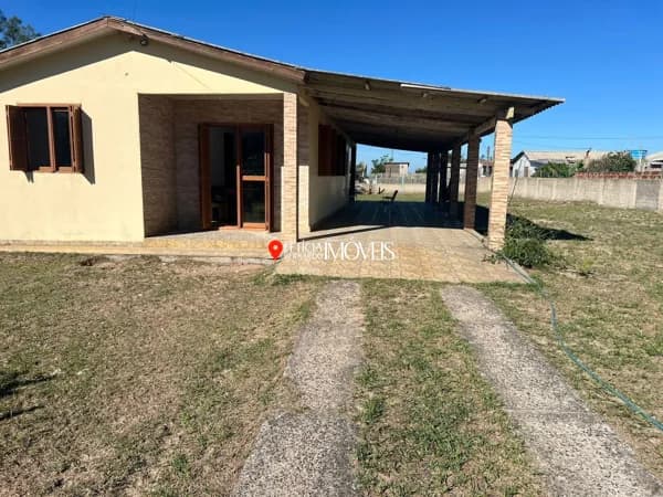 CASA ACONCHEGANTE EM AMPLO TERRENO – EM BALNEÁRIO PINHAL!