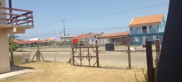 Casa à Venda no Centro de Balneário Pinhal Uma quadra do mar
