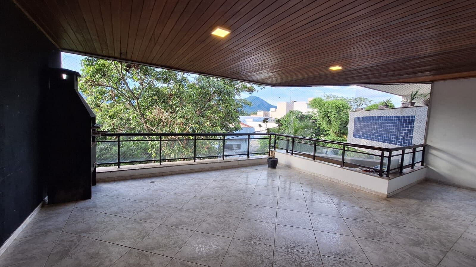 Apartamento de 2 quartos, 1 suíte, varanda grande com vista indevassável e churrasqueiras, 109m, Recreio dos Bandeirantes - Rio de Janeiro/RJ.