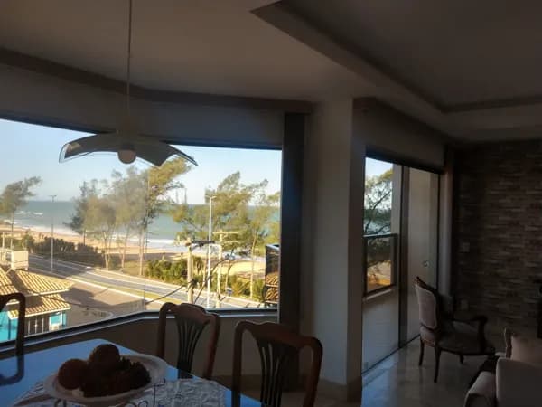 Apartamento a venda com 4 quartos, 3 suítes e varanda com vista, na Praia do Pecado, Macaé/RJ