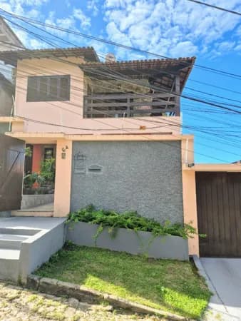 Casa Duplex para aluguel com quintal, 3 quartos sendo uma suíte, energia solar, em Bela Vista, Macaé/RJ