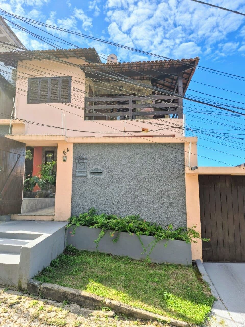 Casa Duplex para aluguel com quintal, 3 quartos sendo uma suíte, energia solar, em Bela Vista, Macaé/RJ