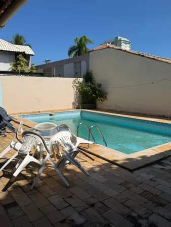 Casa espaçosa e arejada para venda ou aluguel, com 5 cômodos, sala 3 ambientes, 2 vagas cobertas, piscina, churrasqueira, jardim de inverno, semi mobiliada, em Cancela Preta, Macaé/RJ