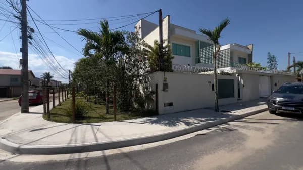 Linda casa totalmente mobiliada no Bairro Ouro Verde, com 4 suítes totalmente planejadas, piscina aquecida e hidro, área completa de lazer com sauna e painéis solares, em Rio das Ostras/RJ