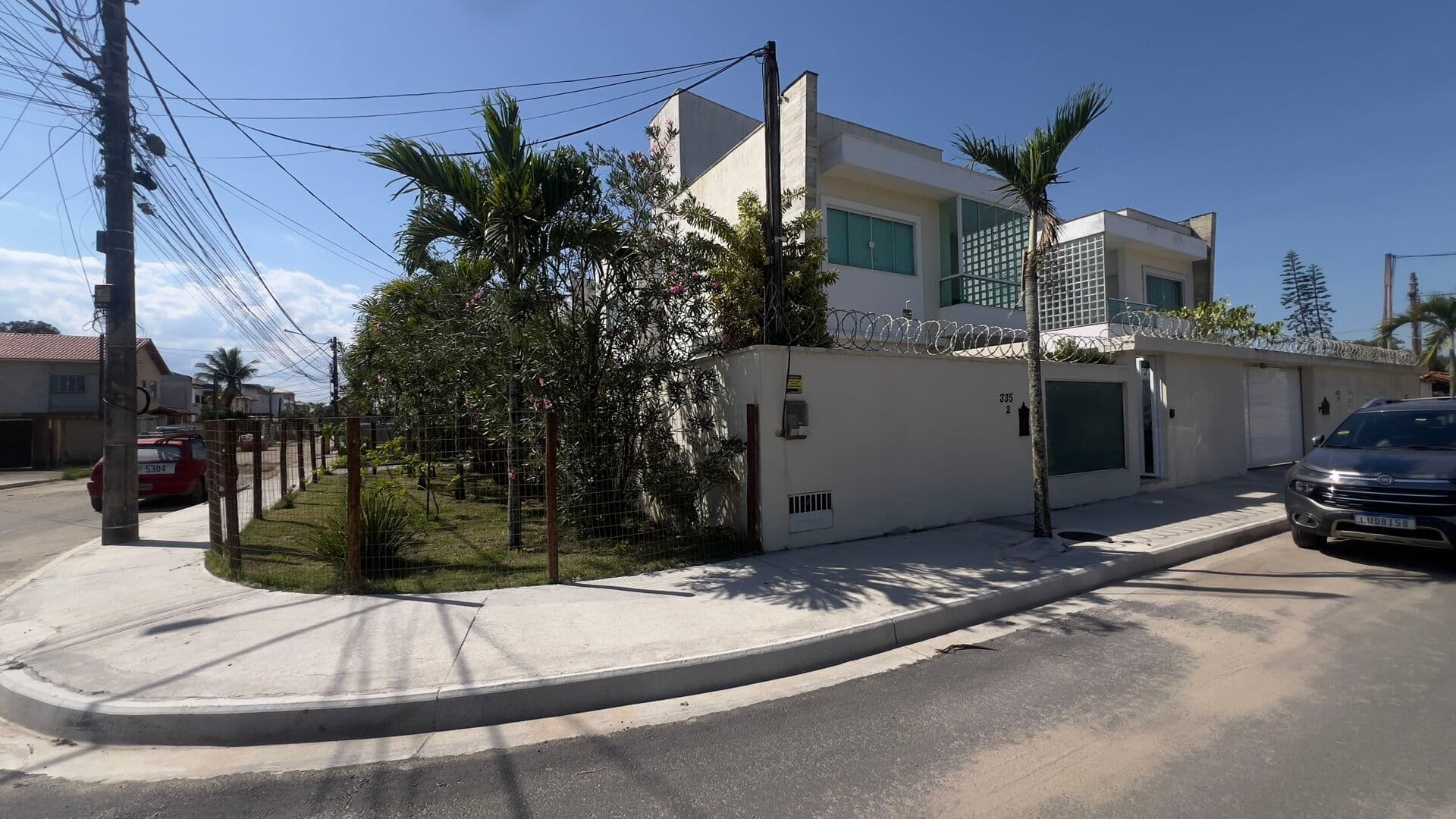 Linda casa totalmente mobiliada no Bairro Ouro Verde, com 4 suítes totalmente planejadas, piscina aquecida e hidro, área completa de lazer com sauna e painéis solares, em Rio das Ostras/RJ
