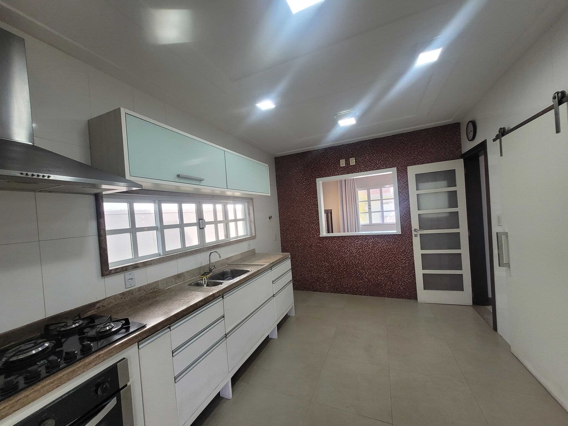 Casa Alto Padrão com piscina, churrasqueira e forno a lenha. Espaço gramado, salas amplas, garagem para 7 carros e apartamento anexo. Lavanderia com horta anexa. Terreno grande. 5 quartos, em Praia do Pecado, Macaé/RJ