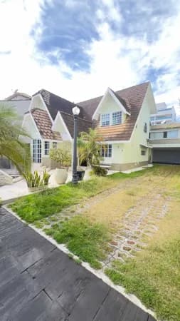 Casa Alto Padrão com piscina, churrasqueira e forno a lenha. Espaço gramado, salas amplas, garagem para 7 carros e apartamento anexo. Lavanderia com horta anexa. Terreno grande. 5 quartos, em Praia do Pecado, Macaé/RJ