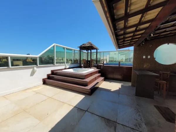 Apartamento Cobertura frente mar com 4 quartos, sendo 2 suítes, semi mobiliado, área de lazer privativa com piscina e churrasqueira, em Praia do Pecado, Macaé/RJ