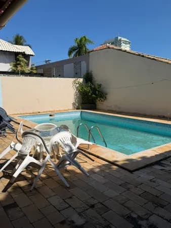 Casa espaçosa e arejada para venda ou aluguel, com 5 cômodos, sala 3 ambientes, 2 vagas cobertas, piscina, churrasqueira, jardim de inverno, semi mobiliada, em Cancela Preta, Macaé/RJ