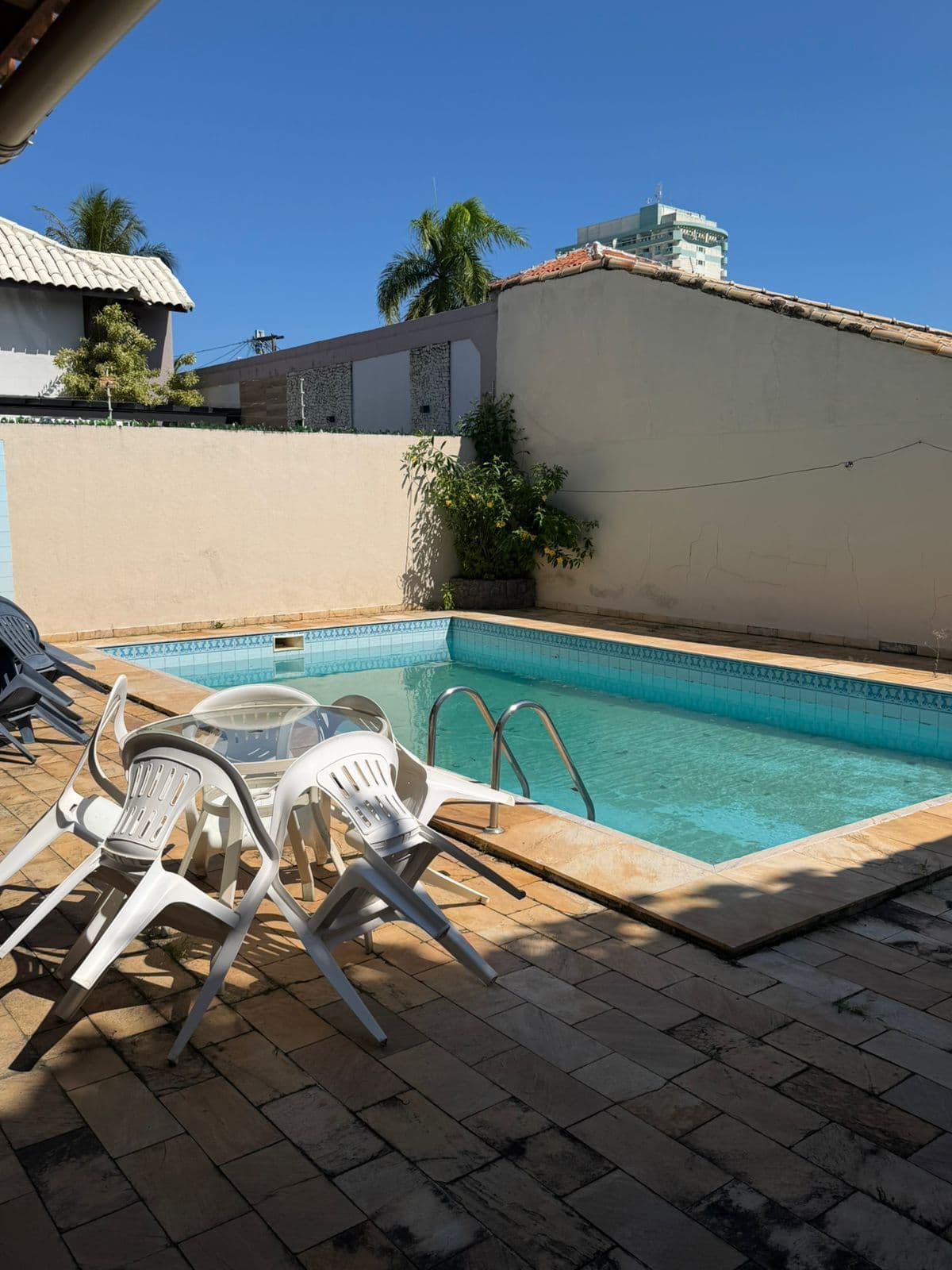 Casa espaçosa e arejada para venda ou aluguel, com 5 cômodos, sala 3 ambientes, 2 vagas cobertas, piscina, churrasqueira, jardim de inverno, semi mobiliada, em Cancela Preta, Macaé/RJ