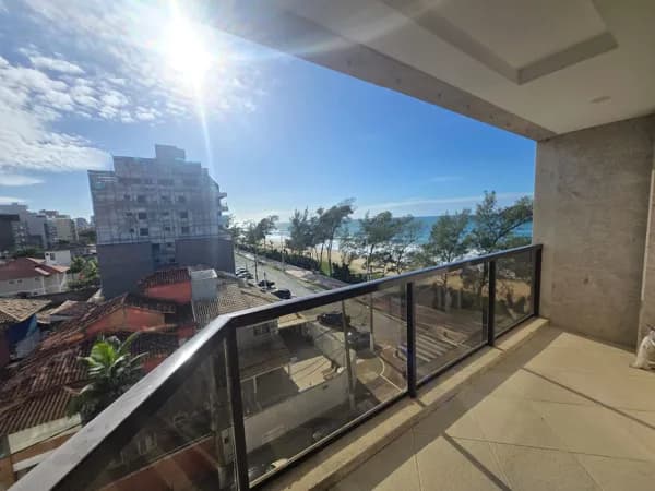 Apartamento frente mar com varanda, sala ampla, 4 quartos, sendo 3 suítes. Vista mar e lagoa. 2 vagas cobertas soltas. Alto Padrão em Praia do Pecado, Macaé/RJ