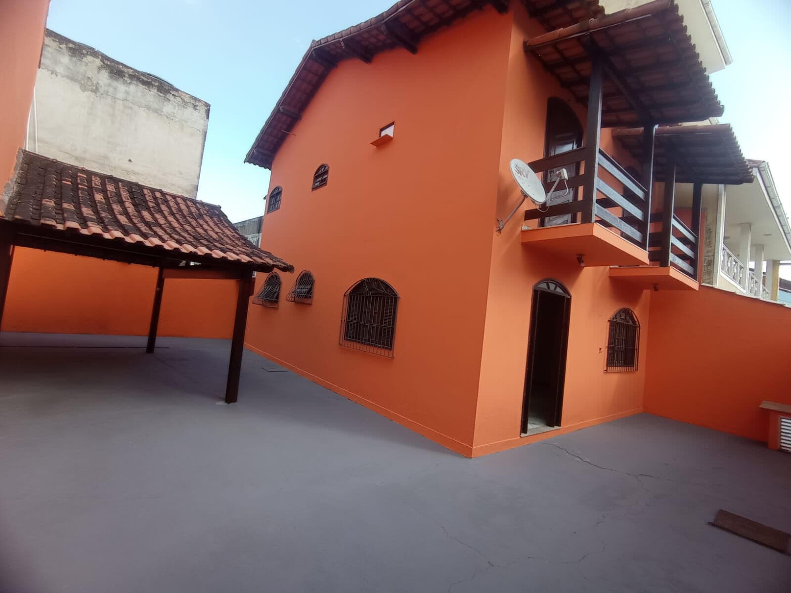 Casa Duplex com 3 quartos e vaga para 4 carros, não geminada, em Jardim Santo Antônio, Macaé/RJ