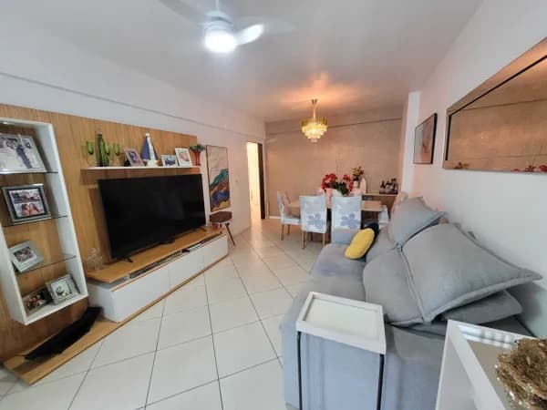 Lindo apartamento com móveis planejados em todos os ambientes, com varanda com cortina de vidro, bem arejado. 2 quartos, 1 suíte, em Praia Campista, Macaé/RJ