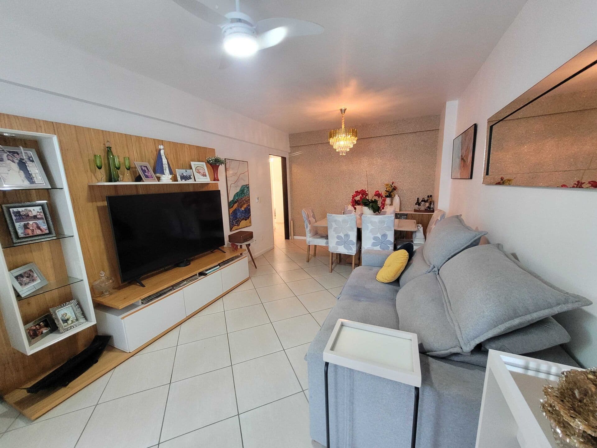Lindo apartamento com móveis planejados em todos os ambientes, com varanda com cortina de vidro, bem arejado. 2 quartos, 1 suíte, em Praia Campista, Macaé/RJ