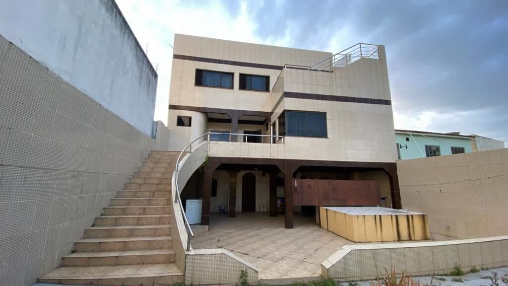 Casa Duplex com excelente construção e terreno grande com quintal em Praia Campista, Macaé/RJ