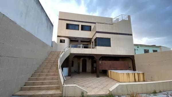Casa Duplex com excelente construção e terreno grande com quintal em Praia Campista, Macaé/RJ