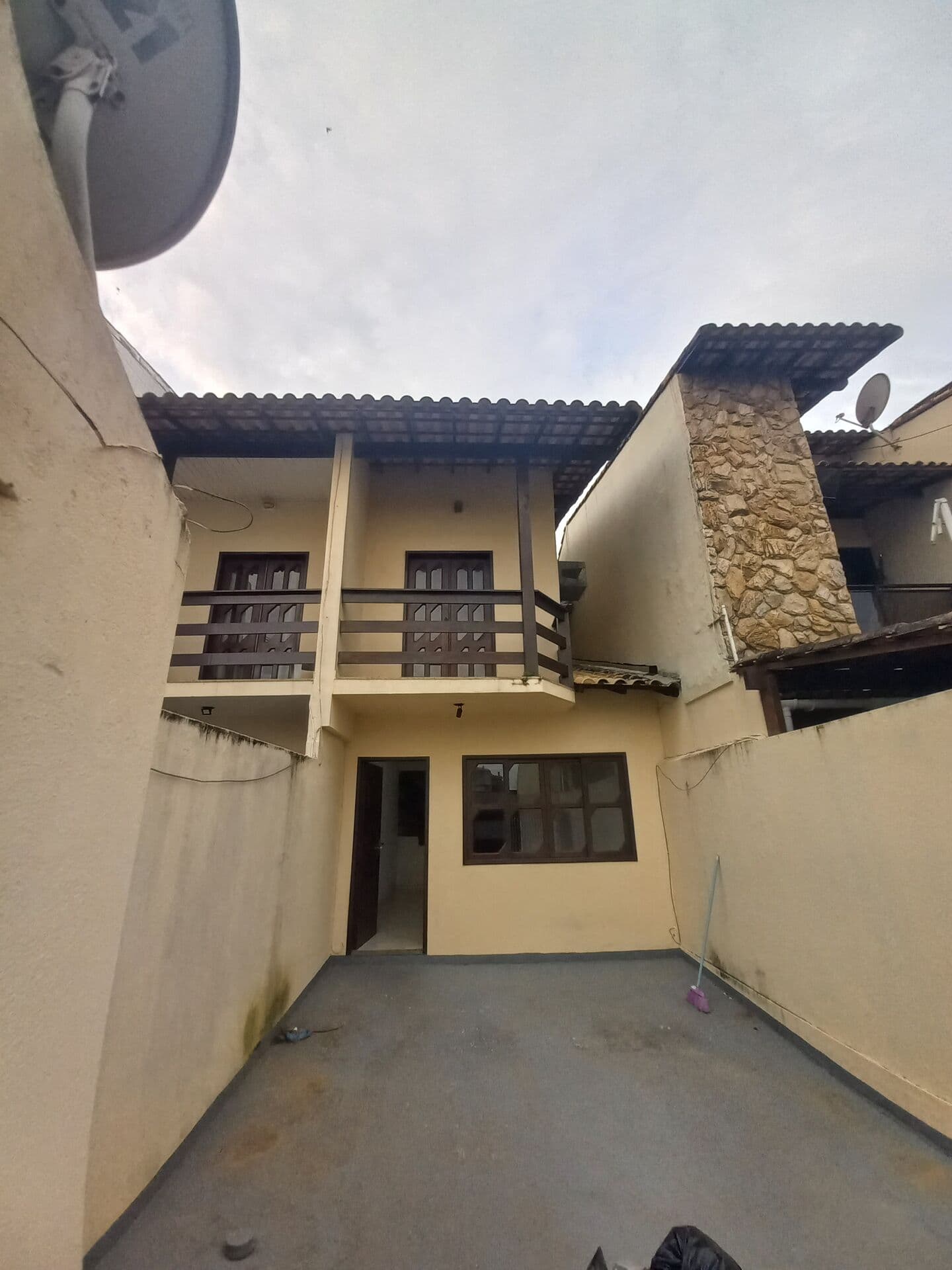 Casa Duplex para aluguel com 2 quartos, 2 banheiros, quintal e garagem, em Sol e Mar, Macaé/RJ