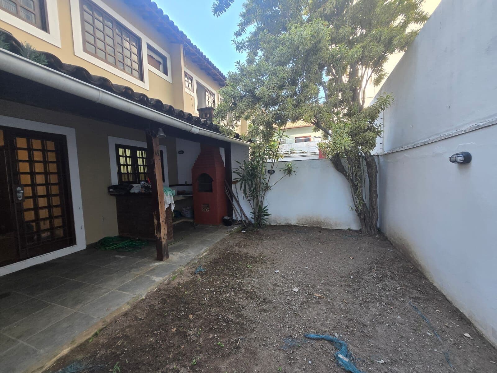 Casa Duplex para aluguel com 3 quartos sendo 1 suíte, uma dependência em baixo, quintal com churrasqueira e chuveirão, em Praia do Pecado, Macaé/RJ