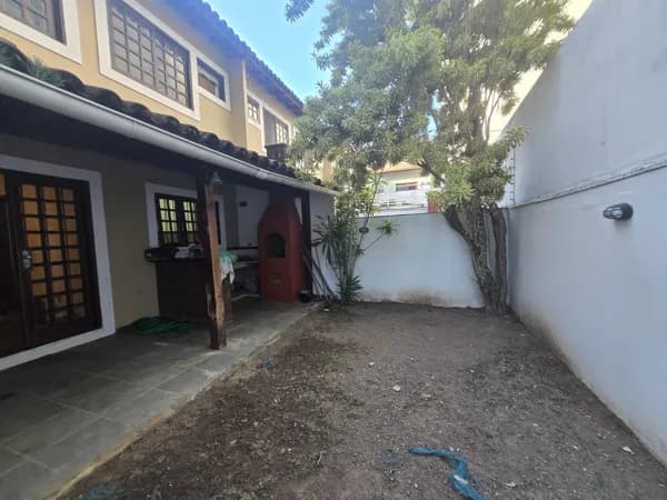 Casa Duplex para aluguel com 3 quartos sendo 1 suíte, uma dependência em baixo, quintal com churrasqueira e chuveirão, em Praia do Pecado, Macaé/RJ