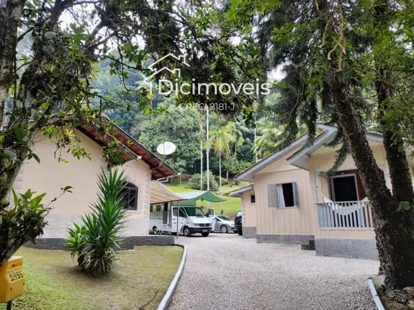Três Casas Mobiliadas + Terreno de 2.011 m² à Venda no Valparaíso em Blumenau – Excelente Oportunidade