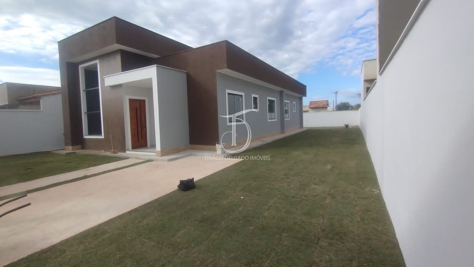 Residência contemporânea com excelente padrão de acabamento e localização!