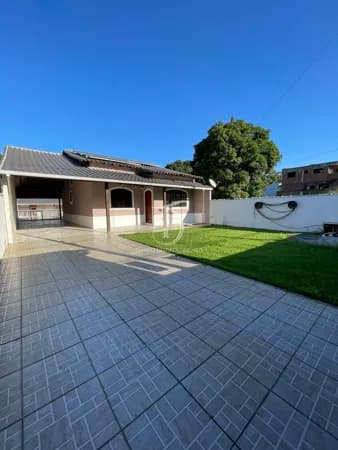 Casa com amplo espaço, ideal para quem busca conforto e lazer!