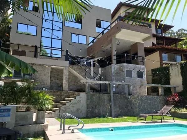 Mansão Cinematográfica em Condomínio Exclusivo: Luxo e Conforto em Pendotiba