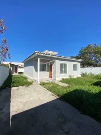 Casa aconchegante com ótimo espaço interno e quintal gramado!