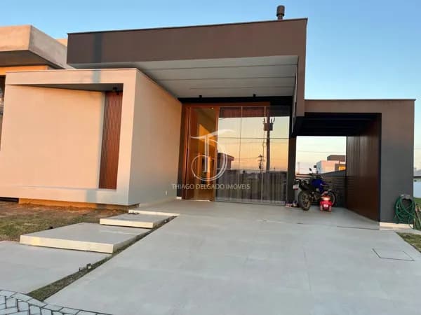 Casa à Venda no Condomínio Alphaville, com 02 quartos, sendo 02 suítes.
