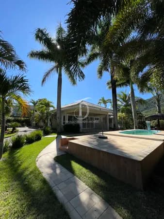 Sofisticação, exclusividade e natureza preservada em perfeita harmonia. Apresentamos esta residência de alto padrão localizada no exclusivo Condomínio Pedra Verde