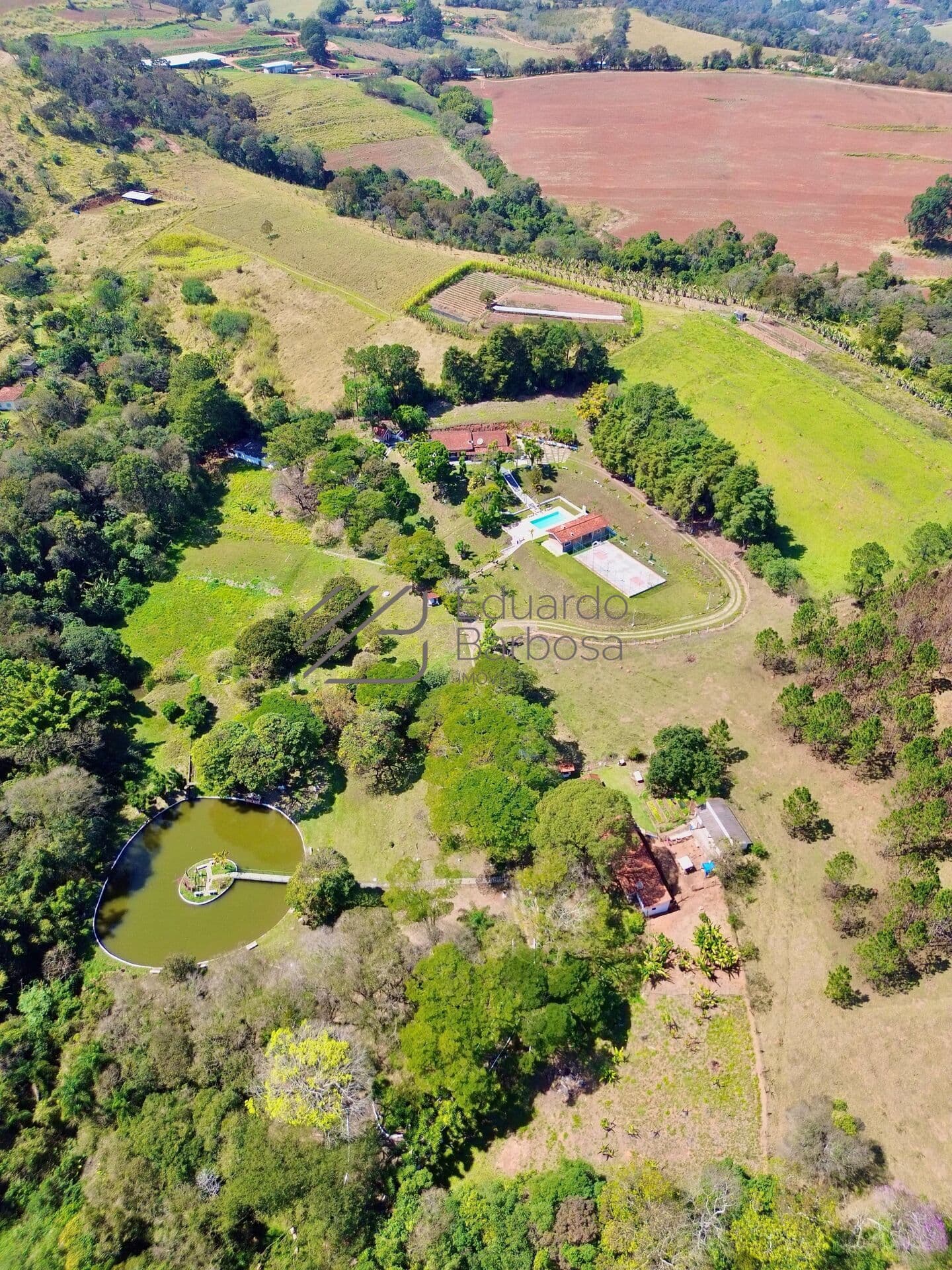 Sitio com 44 mil m² a venda, 4 báias, lago, campo, pomar, pasto, horta, ótima localização