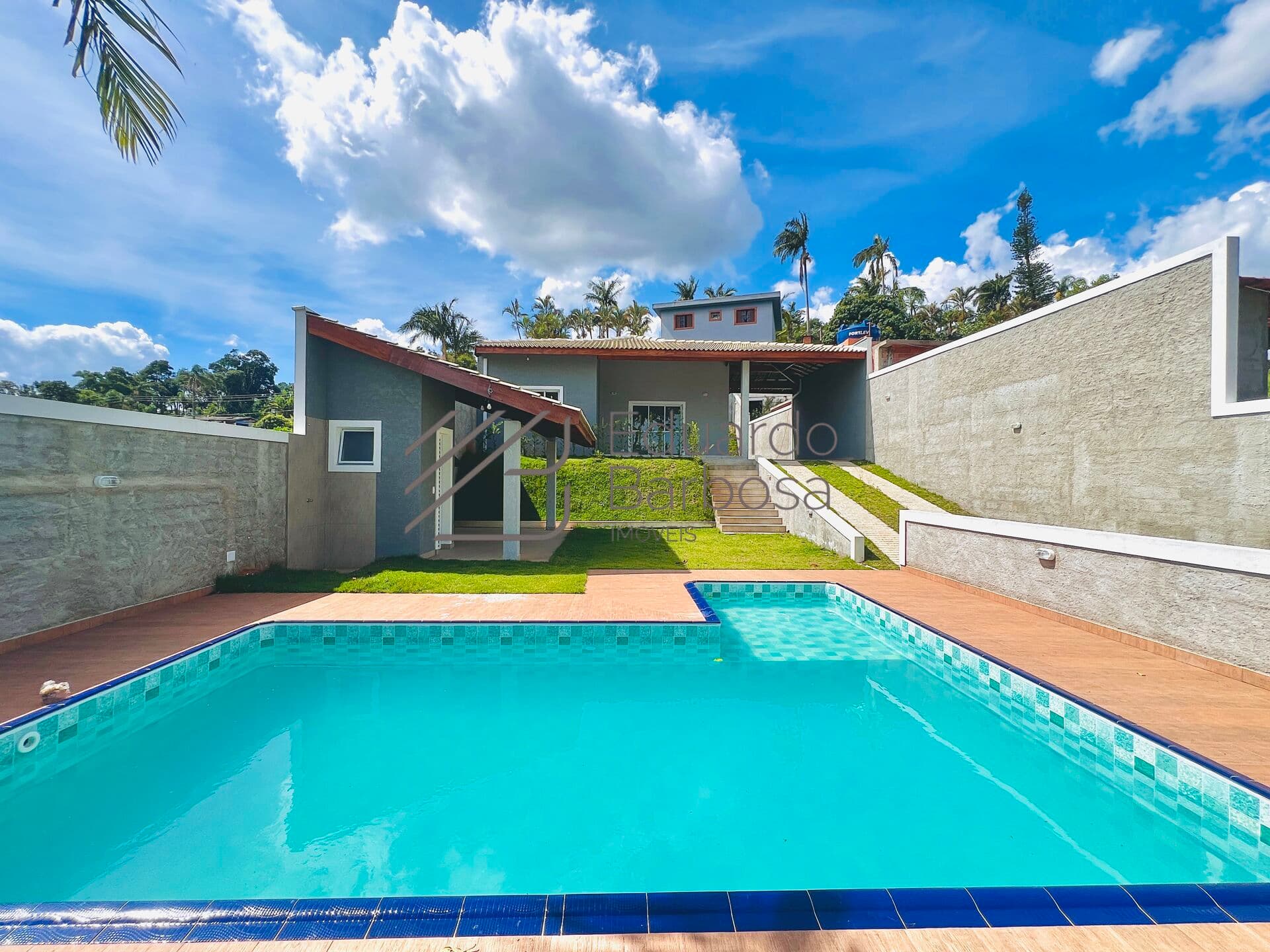Casa com Piscina á Venda em Mairiporã/SP