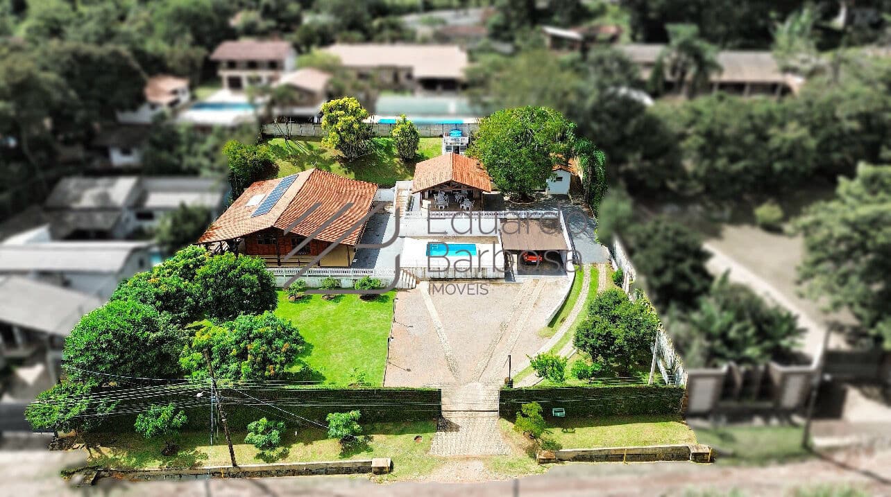 Chácara com Piscina à Venda em Atibaia/SP