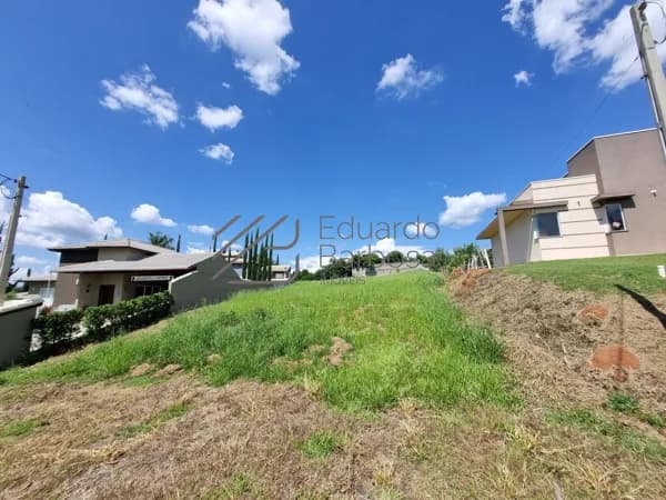 Terreno em Condomínio com dois lagos