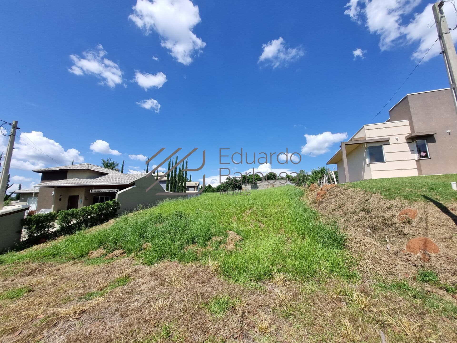 Terreno em Condomínio com dois lagos