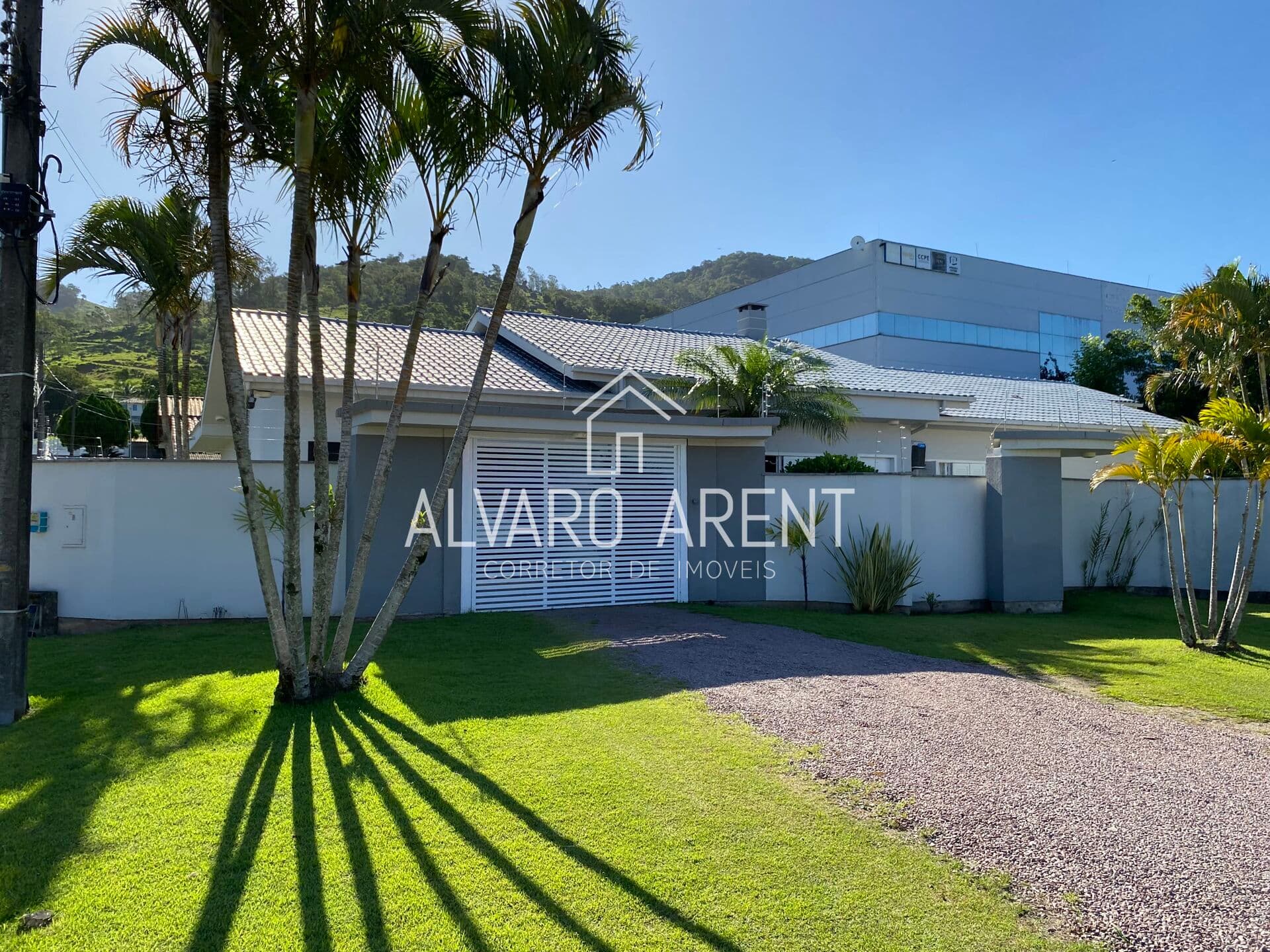 Linda Casa com 300m² em Gravatal