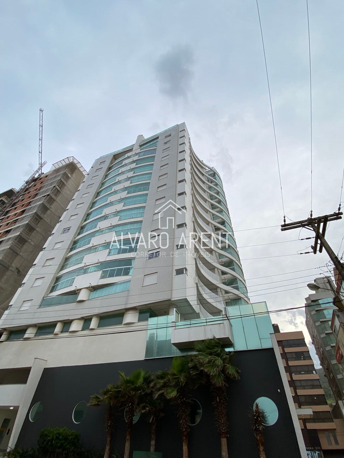 Apartamento com 4 suítes e 146 mts²