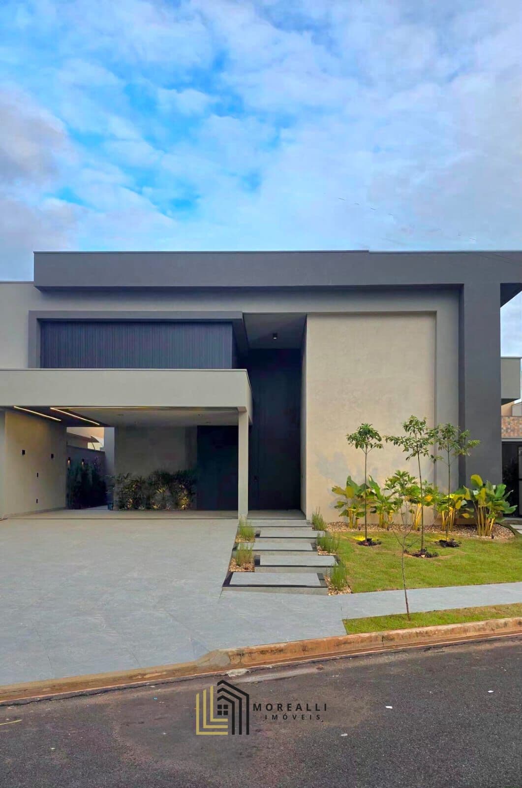 Casa Moderna e Automatizada com Piscina e Hidro