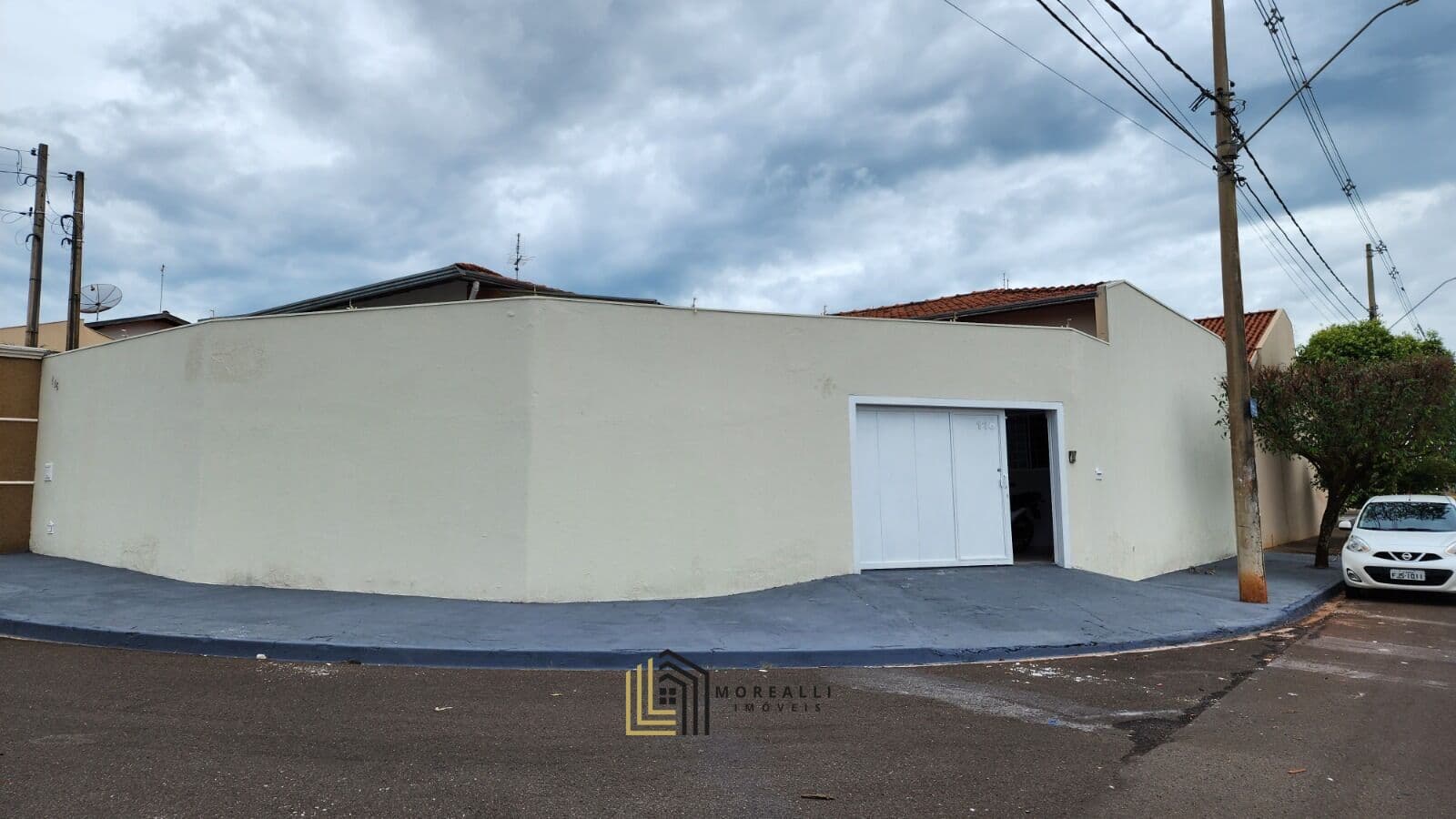 Casa de Esquina Ampla com 4 Quartos, Energia Solar e Garagem para 3 Carros