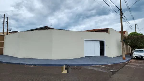 Casa de Esquina Ampla com 4 Quartos, Energia Solar e Garagem para 3 Carros