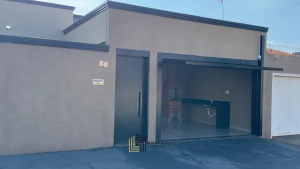 Casa Ampla com 3 Quartos, Suíte, Área de Churrasqueira e Garagem para 2 Carros