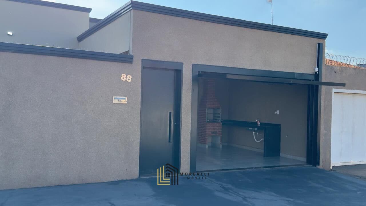 Casa Ampla com 3 Quartos, Suíte, Área de Churrasqueira e Garagem para 2 Carros