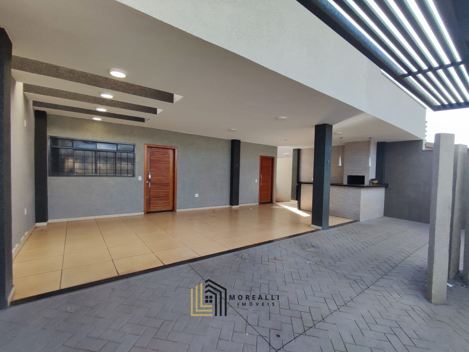 Residência bem distribuída, funcional e equipada, ideal para quem busca conforto, segurança e praticidade.