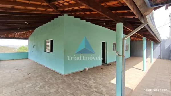 Chácara com 3 dormitorios sala cozinha e quintal