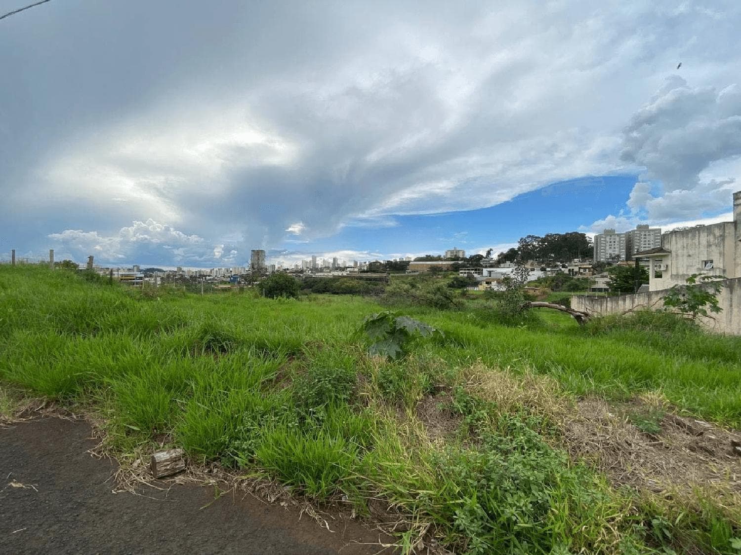 Terreno à venda no bairro Jardim Inconfidência em Uberlândia/MG