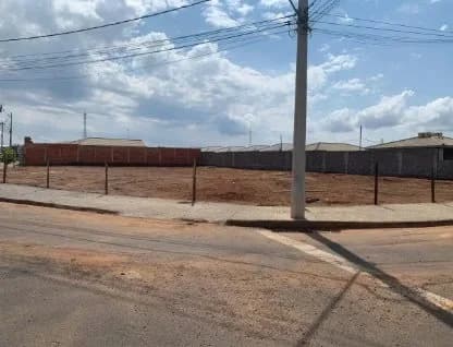 Terreno à venda no bairro Loteamento Residencial Pequis em Uberlândia/MG
