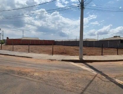 Terreno à venda no bairro Loteamento Residencial Pequis em Uberlândia/MG
